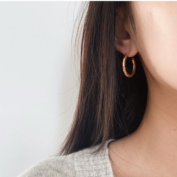 14K Gold 18mm Hoop Earrings - Picture 8 of 8